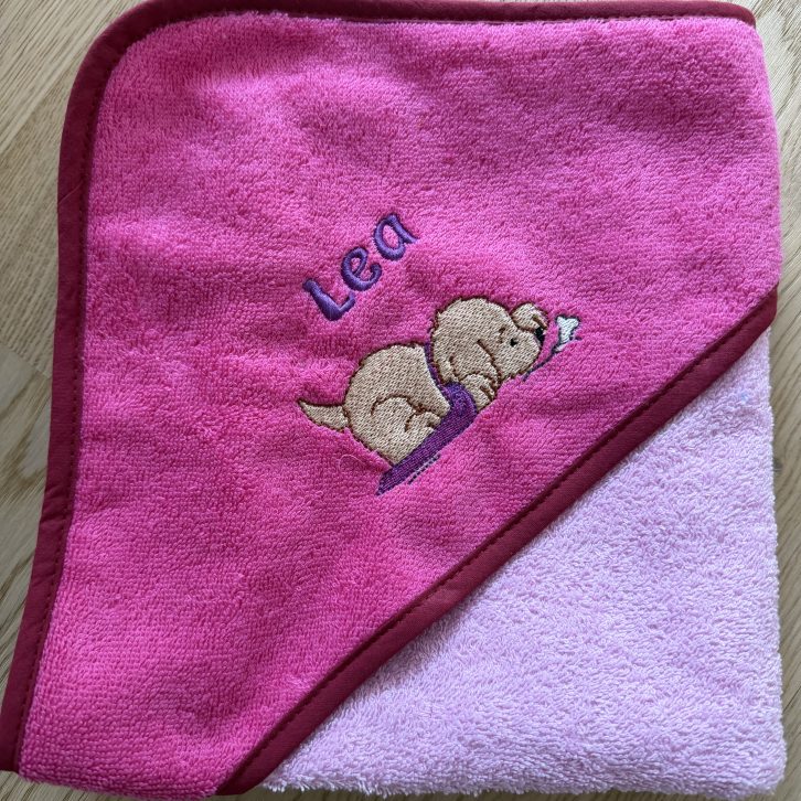 Kaputzenbadetuch mit Stickerei und Name